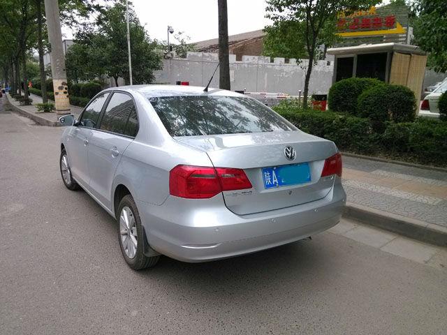 高清图:罗本潇洒王者归来 莱万双手比一露笑颜:开云电竞(图2) 开云电竞app下载安装